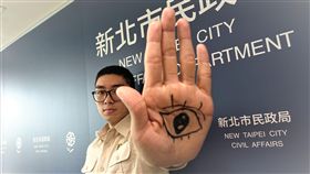 役男抽籤時，各出奇招避免抽到海軍陸戰隊或金馬獎，有的在掌心劃上眼睛（圖），認為這樣，祖先才可以看清籤筒的內容。（新北市府民政局提供）中央社記者黃旭昇新北市傳真  106年4月2日