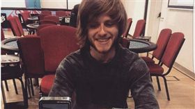 ▲年輕賭神靠數理天賦成富豪。（圖／翻攝自《太陽報》）
https://www.thesun.co.uk/living/3230439/meet-the-22-year-old-maths-geek-who-turned-10-into-3-million-in-four-years-by-playing-poker/