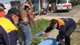 高市岡山區一處高壓電塔2日發生一起觸電意外，戴姓台電工人在電塔上維修時誤觸電線，造成嚴重灼傷，當時意識仍清醒的他仍忍痛自行自高塔爬下，走到路口上救護車送醫。 （高市消防局提供）中央社記者程啟峰高雄傳真 