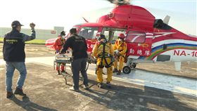 刑事局2月借提黃姓犯嫌到南投縣關刀山取槍，黃嫌墜谷，日前發現疑似屍體，警方2日請直升機運下山，待檢方會同法醫相驗。（中央社）