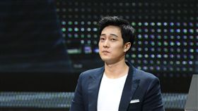 蘇志燮20週年見台粉（3）
出道20週年的韓星蘇志燮（圖）2日晚間登台見粉絲，
開場嘴甜喊來見「蘇太太們」，立刻引起粉絲尖叫，也
用中文說「愛你唷」，加碼送手指愛心，說完露出害羞
笑容。
（佳音娛樂提供）
中央社記者王靖怡傳真　106年4月2日