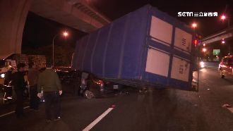 貨車壓扁轎車釀2受困　肇事貨車逃逸