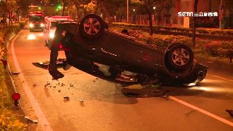 逆向撞車翻覆四輪朝天　釀3人受傷