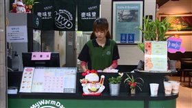 低調關懷長者　早餐店老闆娘吸收差額。基隆1名獨居阿伯時常光顧明德二路1間早餐店，每次都點55元餐點，老闆娘吳巧瀅（圖）卻只收30元，默默將差額放進收銀台，這份限定對象的豬肉堡加蛋配中杯熱奶茶，讓網友倍感溫暖。
（民眾提供）／中央社