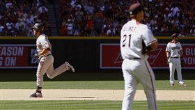 ▲巨人先發投手Madison Bumgarner在開幕戰擊出雙響砲。（圖／美聯社／達志影像）