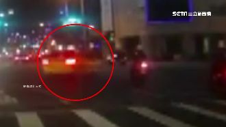 霸左轉道卻右轉　小黃害機車騎士擦撞
