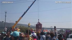大甲媽祖回鑾放蜂炮　不慎引燃尺炮掉下多人受傷