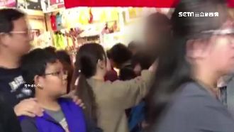 暴怒姐抓包襲臀男　當街揪領怒吼