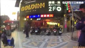 謝男等人喝完酒後準備離開，卻在林森北路與錦州街口的麥當勞門口與人大打出手，3人受傷送醫救治（翻攝畫面）