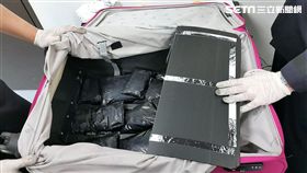 胡、陳兩名高中生分別夾帶11包安非他命出境闖關，遭到航警局X光機檢查識破後，雙雙被依毒品罪逮捕送辦（翻攝畫面）