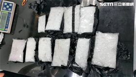 胡、陳兩名高中生分別夾帶11包安非他命出境闖關，遭到航警局X光機檢查識破後，雙雙被依毒品罪逮捕送辦（翻攝畫面）