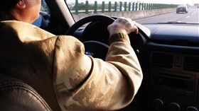 開車 駕駛
https://www.flickr.com/photos/enixii/348778129/in/photolist-wPzA2-9g3s9Y-ej5HXw-eqPhaA-64UDUN-fTa72-c2RRKE-8c7KMs-9DpRAa-7UFFcG-6VENzQ-639hjd-9uNLMj-BuZYq-7AavgF-9hRXnw-64Qk3g-9uNLQm-eJ4DLK-8G4F