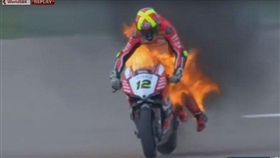 車手,賽車,冒火,意外,起火,WSBK,機車賽事,亞拉岡賽道,火燒車,Xavi Fores　圖／翻攝自YOuTube影片
https://goo.gl/BJCvnw