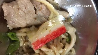 員工餐肉沒熟膜未拆　業者：已換廚師