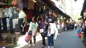 五分埔店家占道路　市府勒令「內縮」