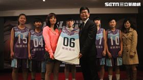▲國立陽明高中女籃將尋求連續第六冠，賽前記者會獲贈亮麗新球衣。（圖／快樂電視提供）