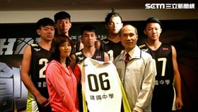 ▲建國高中獲贈新戰袍。（圖／記者林辰彥攝影）