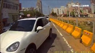 保時捷車聚？一台接一台「逆向封路」