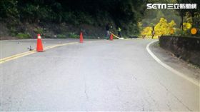 潘姓機車男騎士騎車行經北宜路七段時，突然在彎道失控自摔，滑至對向車道遭貨車追撞身亡（翻攝畫面）