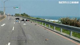 兩輛機車的殘骸散落一地。翻攝