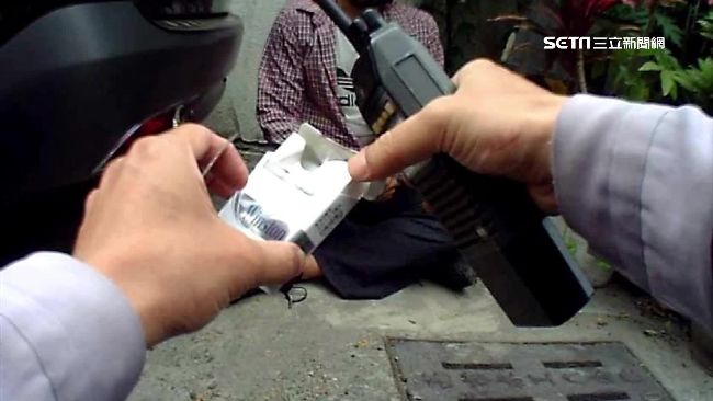 藏毒品丟圍牆　持海洛因辯「糖粉啦」