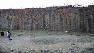 無視禁止標誌　男穿夾腳拖攀爬玄武岩