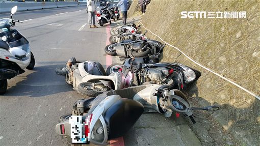 梁男騎車行經成泰路四段時突然失控自摔,連人帶車滑行撞上路旁五輛機車,當場失去生命跡象,經送醫急救仍宣告不治。(翻攝畫面)