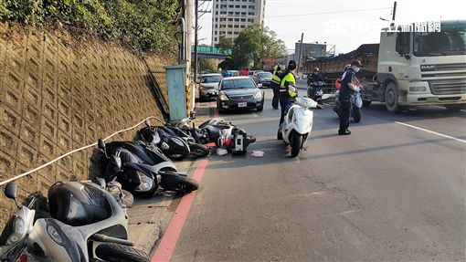 梁男騎車行經成泰路四段時突然失控自摔，連人帶車滑行撞上路旁五輛機車，當場失去生命跡象，經送醫急救仍宣告不治。（翻攝畫面）