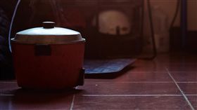 電鍋
https://www.flickr.com/photos/vicnobody_flickr/16508268088/in/photolist-rLTwf-qxj1b9-mMkrxZ-99PrJ2-CSNpb9-3fiVkQ-r9MbXS-kC9mMm-5jVf82-ob53Tt-qFDogo-mMkoQr-mMkyf6-mMn6g3-mMnaQU-5daXGU-mMkvJp-mMkqkv-