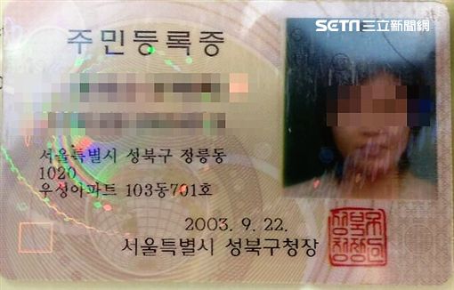 南韓籍崔婦因欠錢無法更換護照,竟向人蛇集團購買假護照,打算入境台灣旅遊,卻遭台灣移民官識破,今天遷返馬來西亞(翻攝畫面)