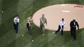 ▲金鶯邀請美國軍人共同開球。（圖／美聯社／達志影像）