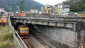 公路施工物掉落　台鐵蘇澳蘇新斷電搶修
圖／fun臺鐵臉書