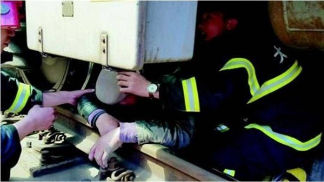 老人意外落軌　遭列車輾過竟毫髮無傷