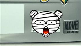 「我沒多餘人生」百歲阿公開車貼警語　後車駕駛腳軟閃超遠（圖／fs_jt18推特）