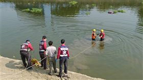 阿公店溪女浮屍 疑騎機車車禍墜河
高雄阿公店溪4日發現一具女浮屍，並在河岸邊坡發現
一輛翻倒機車，路面也有疑似煞車和擦撞痕跡，懷疑婦
人車禍後墜河，警方調查釐清。中央社