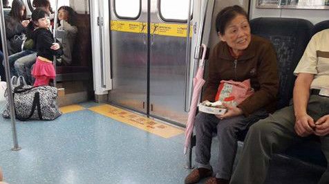 阿婆搭錯車　列車員這樣做被「肉搜」