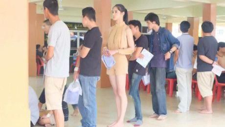 兵役體檢隊伍！竟然有「美女」排隊