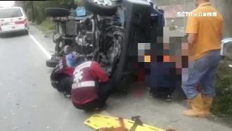 小貨車閃車失控翻覆　駕駛遭壓車下