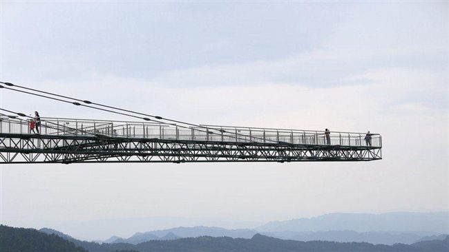 陸天空之橋懸峭壁　全透明走過還會晃