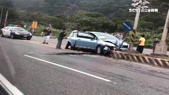 疑疲勞駕駛　駕駛自撞分隔島車頭全毀