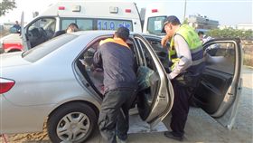 街頭赫見父女陳屍車內 疑引排氣自盡
高雄市鳥松區大同路5日被人發現一對男女陳屍車內，
警方查出死者身分是陳姓父女，初步研判疑因家庭經濟
因素引汽車排廢氣進車內自盡，現場沒有遺書。
（高市消防局提供）
中央社記者程啟峰高雄傳真 106年4月5日