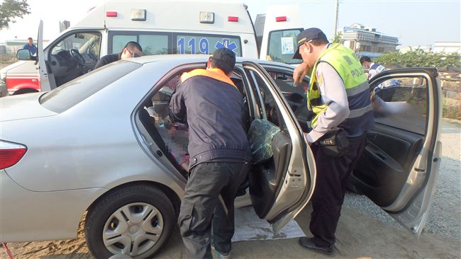 疑因經濟因素！父女疑引排氣自盡車內
