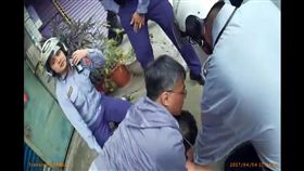 ▲洪男逃逸近３００公尺仍遭支援警力團團包圍上銬逮捕。（圖／警方提供）