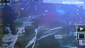  黃男伸手摸向林女右腳腳踝。（圖／警方提供）