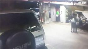 罹患重度精神障礙的郭男，牽男童進住家地下室停車場，不但撫摸對方的臀部，還嘗試要男童脫褲子，最後被女住戶及時阻止（翻攝畫面）