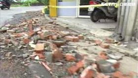 蘇力颱風侵台期間吹垮淡水違建，路過警察被磚頭砸死。新聞台資料照。