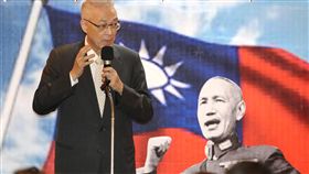 前副總統吳敦義5日（圖）在台北出席蔣公逝世紀念日活動表示，前總統蔣中正對中華民國有了不起的貢獻，如果沒有蔣公光復台灣，台灣至今還是日本的殖民地，
「哪有總統姓李、姓蔡」。中央社記者張皓安攝 106年4月5日