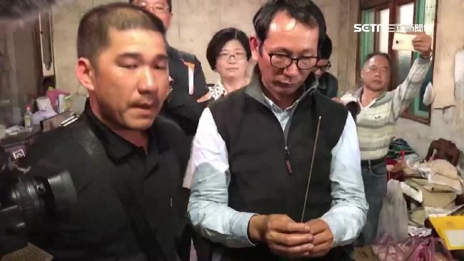 重機男撞死姐妹　父跪爬進靈堂道歉