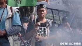 抗議《原住民族土地或部落範圍土地劃設辦法》違法，原住民團體立法院外燒狼煙驅逐惡靈　圖／記者林敬旻攝