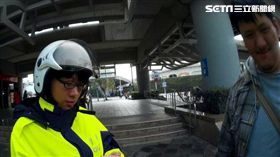 彭男因錢帶不夠無法搭車返家，向路人借錢反被當成詐騙報案，警方到場自掏腰包讓他返家（翻攝畫面）